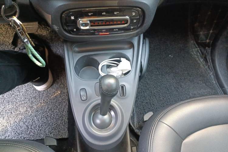 Used smart forfour 2016 1.0L 52 kW Passion Edition Gear Lever