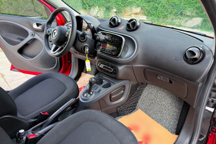 Used smart forfour 2016 1.0L 52 kW Passion Edition Interior 10