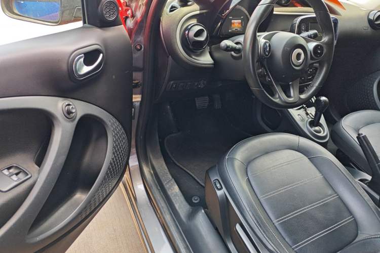 Used smart forfour 2016 0.9T 66 kW Pioneer Edition Interior 2