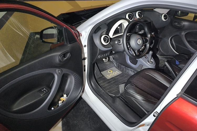 Used smart forfour 2016 1.0L 52 kW Dynamic Edition Interior 2