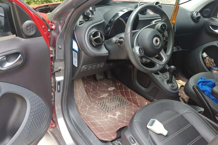 Used smart forfour 2016 0.9T 66 kW Pioneer Edition Interior 3