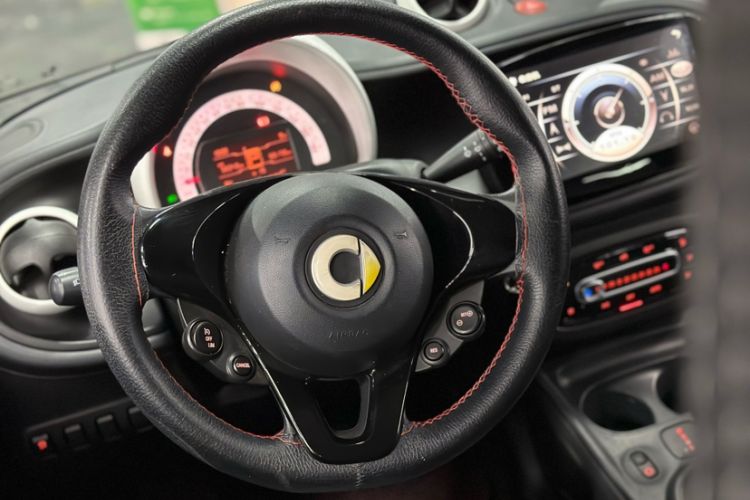 Used smart forfour 2016 1.0L 52 kW Dynamic Edition Interior 3