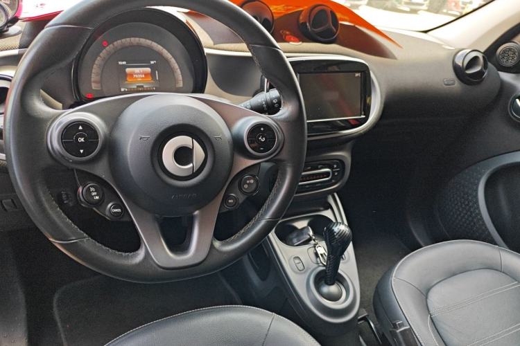 Used smart forfour 2016 0.9T 66 kW Pioneer Edition Interior 3