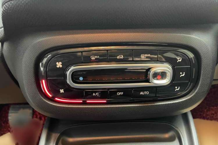 Used smart forfour 2016 0.9T 66 kW Pioneer Edition Interior 4