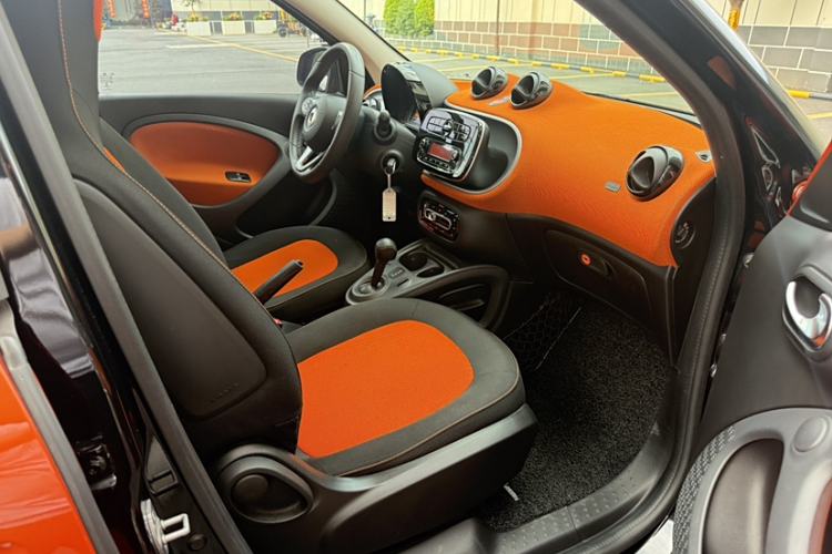 Used smart forfour 2016 1.0L 52 kW Passion Edition Interior 4