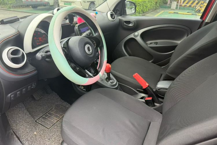 Used smart forfour 2016 1.0L 52 kW Dynamic Edition Interior 4