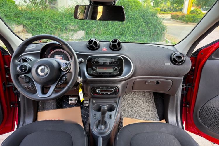 Used smart forfour 2016 1.0L 52 kW Passion Edition Interior 7