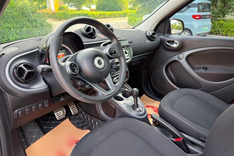 Used smart forfour 2016 1.0L 52 kW Passion Edition Interior 8