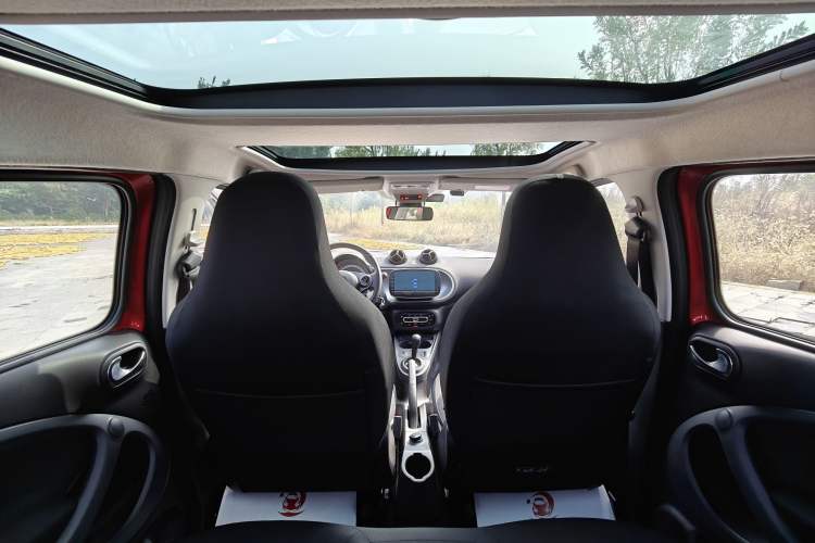 Used smart forfour 2016 1.0L 52 kW Passion Edition Interior 9