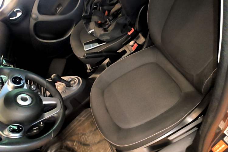 Used smart forfour 2016 1.0L 52 kW Passion Edition Left Front Seat
