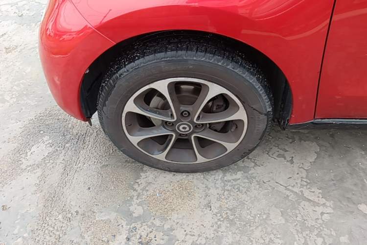 Used smart forfour 2016 1.0L 52 kW Passion Edition Left Front Wheel Hub