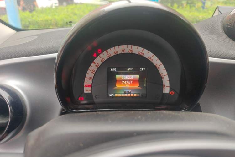 Used smart forfour 2016 1.0L 52 kW Passion Edition Odometer Close Up