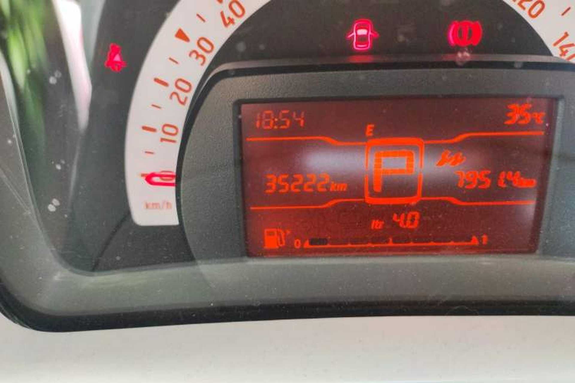 Used smart forfour 2016 1.0L 52 kW Dynamic Edition Odometer Close Up