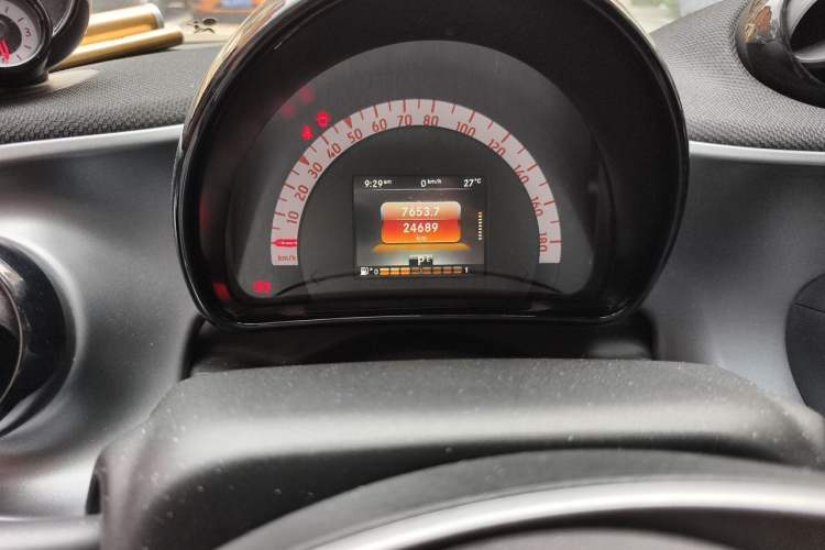 Used smart forfour 2016 0.9T 66 kW Pioneer Edition Odometer Close Up