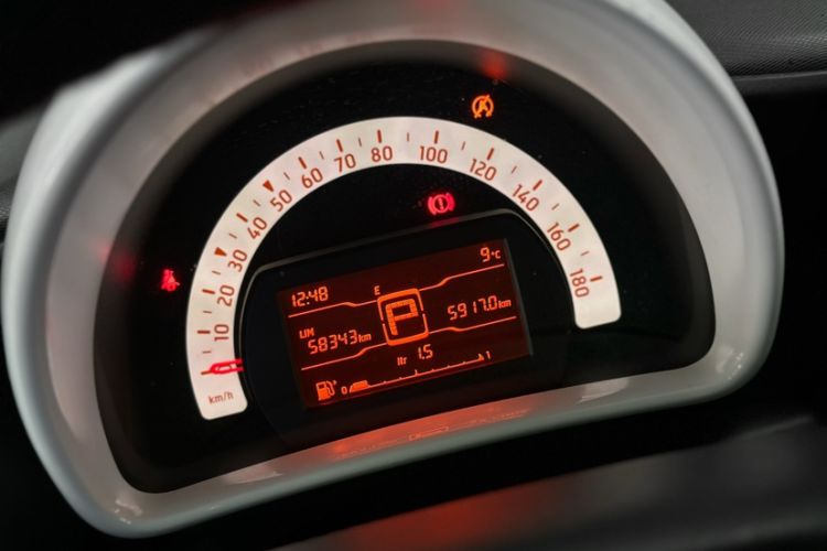 Used smart forfour 2016 1.0L 52 kW Dynamic Edition Odometer Close Up