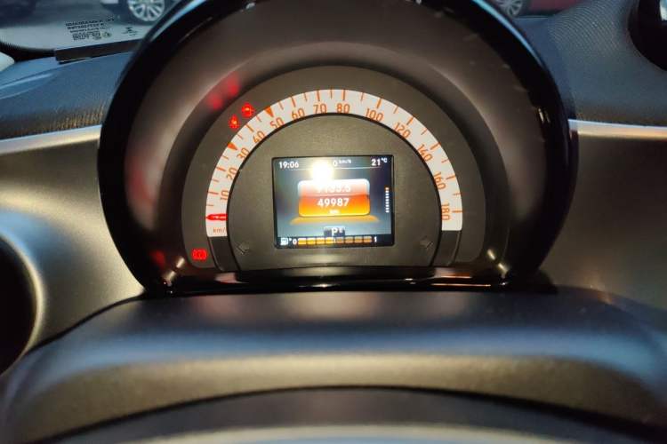 Used smart forfour 2016 1.0L 52 kW Passion Edition Odometer Close Up