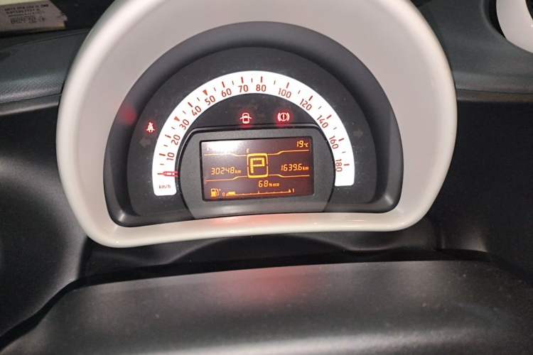Used smart forfour 2016 1.0L 52 kW Dynamic Edition Odometer Close Up