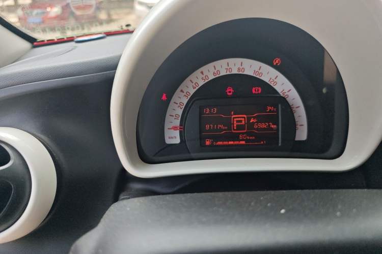 Used smart forfour 2016 1.0L 52 kW Dynamic Edition Odometer Close Up