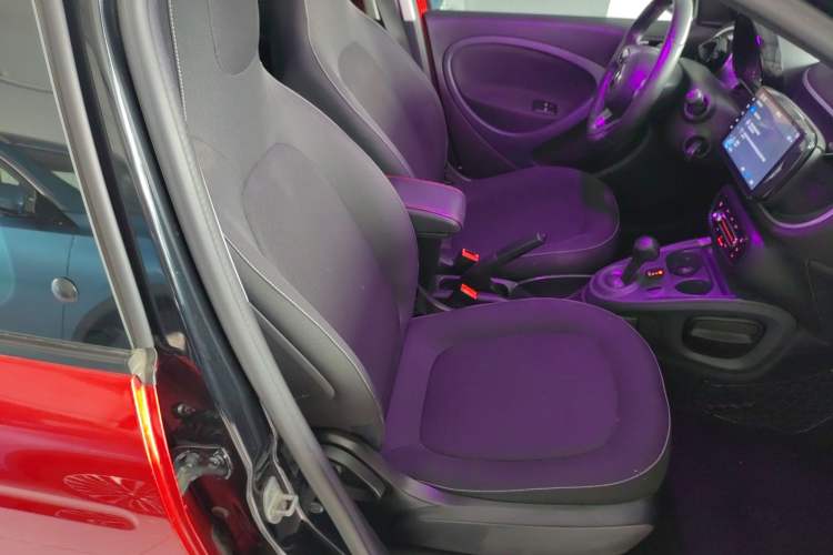 Used smart forfour 2016 1.0L 52 kW Passion Edition Right Front Seat