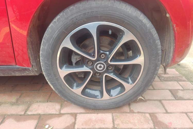 Used smart forfour 2016 1.0L 52 kW Passion Edition Right Front Wheel Hub