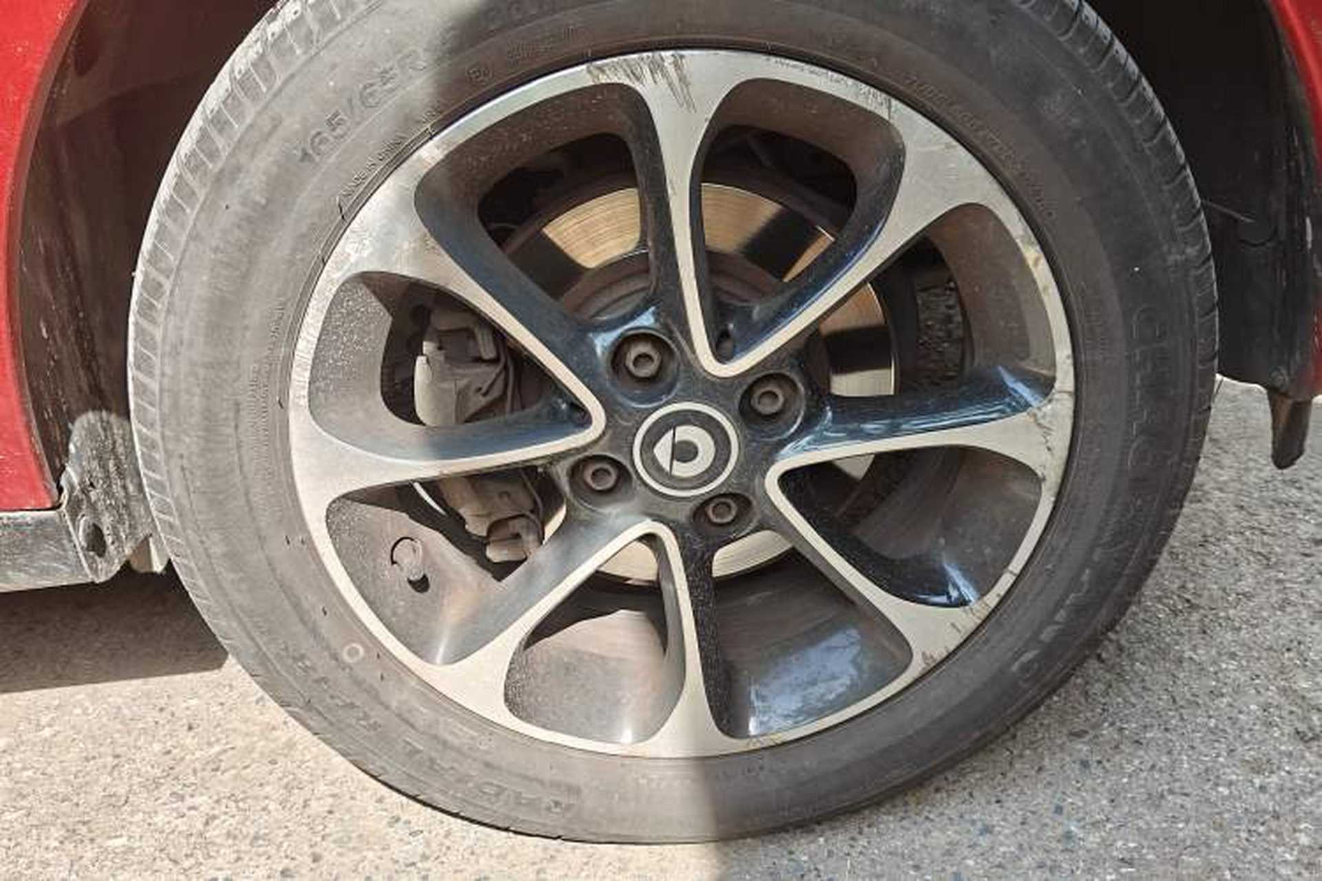 Used smart forfour 2016 1.0L 52 kW Passion Edition Right Front Wheel Hub
