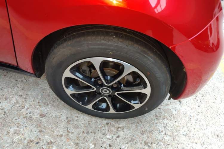 Used smart forfour 2016 1.0L 52 kW Passion Edition Right Front Wheel Hub
