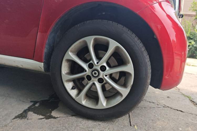 Used smart forfour 2016 1.0L 52 kW Dynamic Edition Right Front Wheel Hub