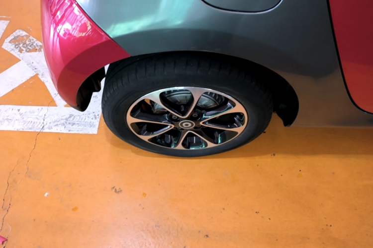 Used smart forfour 2016 1.0L 52 kW Passion Edition Right Rear Wheel Hub