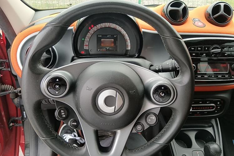 Used smart forfour 2016 1.0L 52 kW Passion Edition Steering Wheel