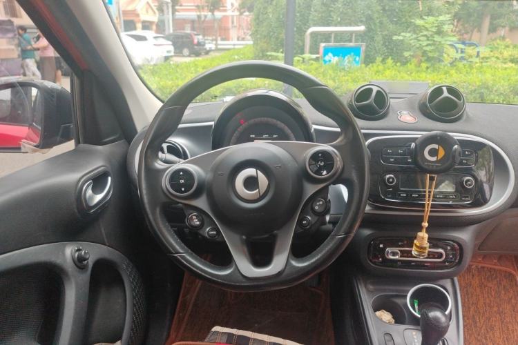 Used smart forfour 2016 1.0L 52 kW Passion Edition Steering Wheel