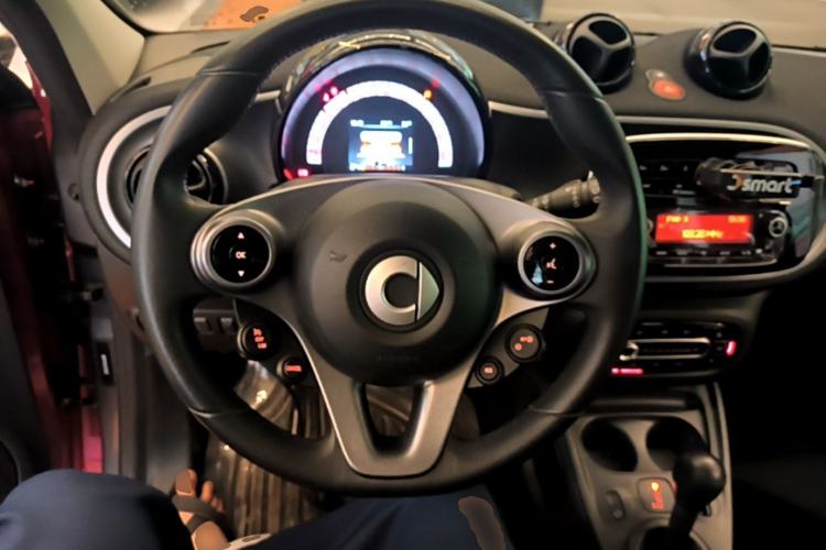 Used smart forfour 2016 1.0L 52 kW Passion Edition Steering Wheel