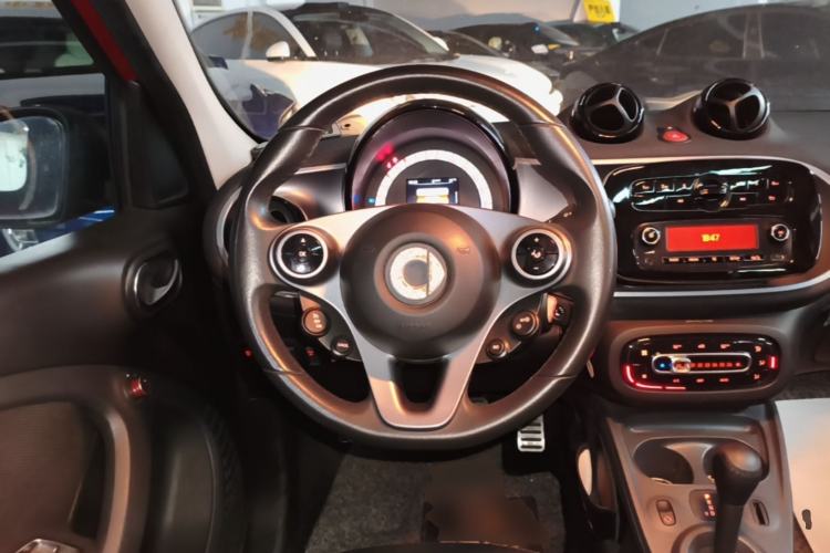 Used smart forfour 2016 1.0L 52 kW Passion Edition Steering Wheel