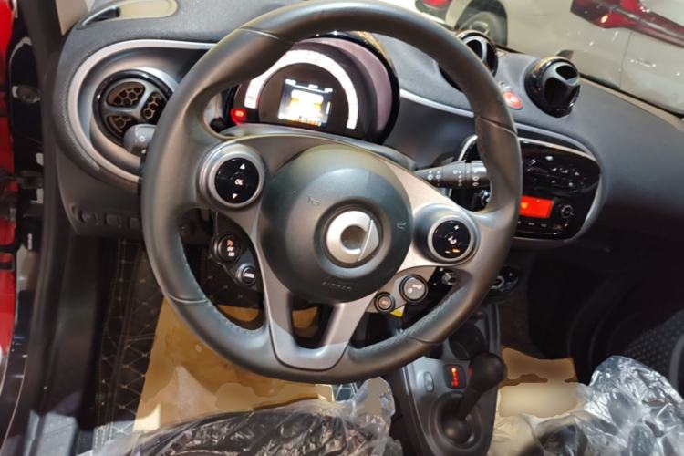 Used smart forfour 2016 1.0L 52 kW Passion Edition Steering Wheel