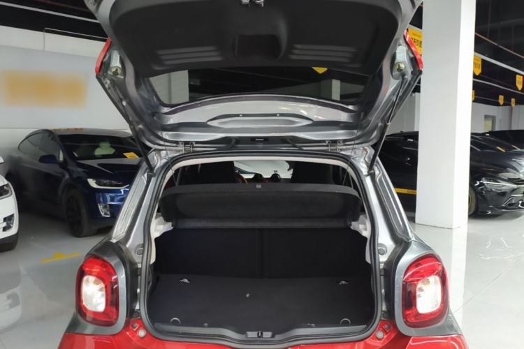 Used smart forfour 2016 1.0L 52 kW Passion Edition Trunk