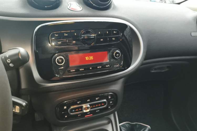 Used smart forfour 2016 1.0L 52 kW Passion Edition Audio And AC Panel