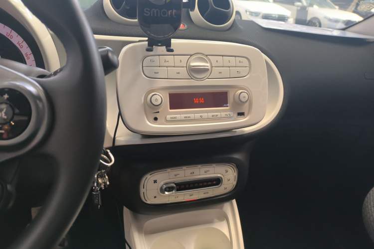 Used smart forfour 2016 1.0L 52 kW Passion Edition Audio And AC Panel
