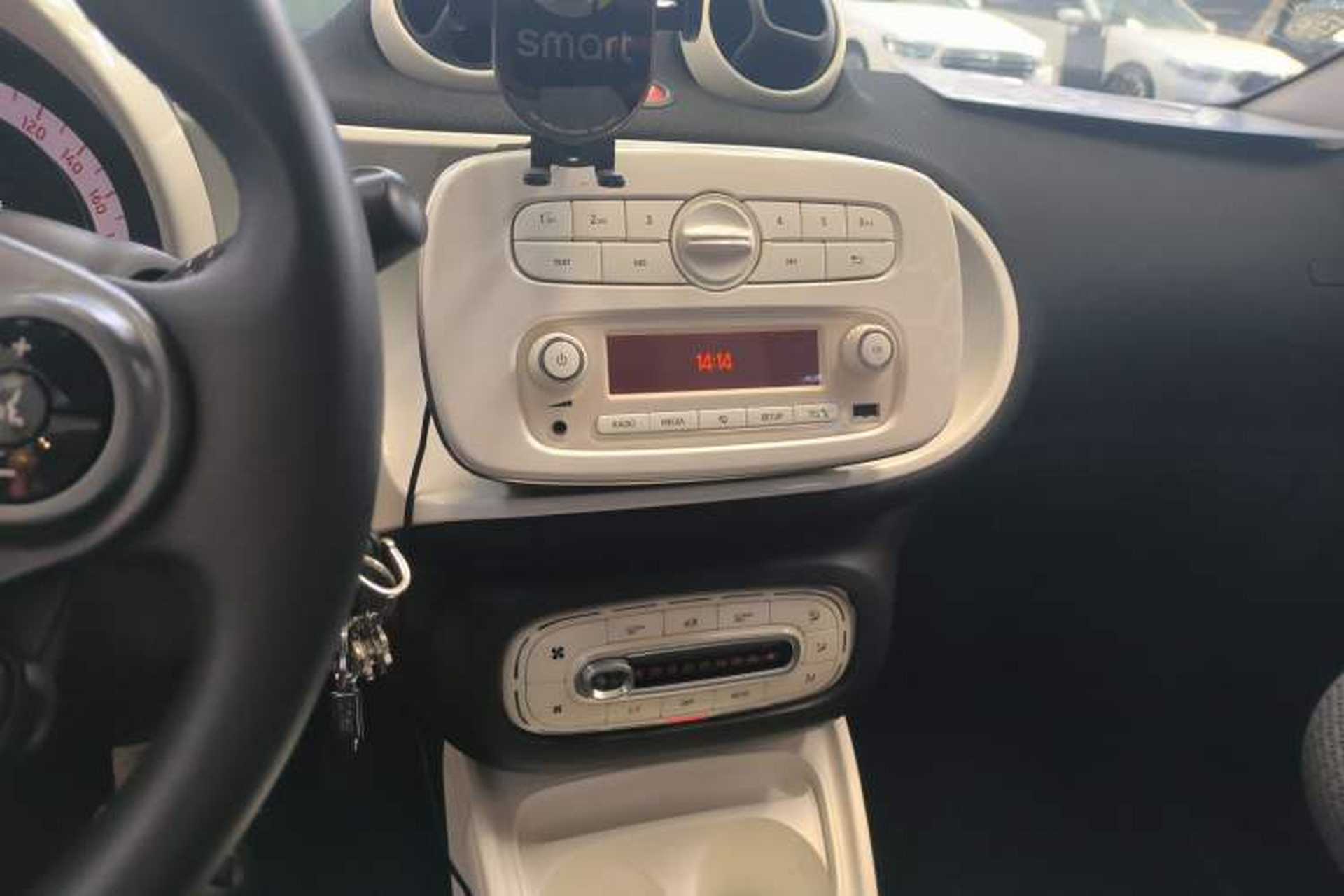 Used smart forfour 2016 1.0L 52 kW Passion Edition Audio And AC Panel