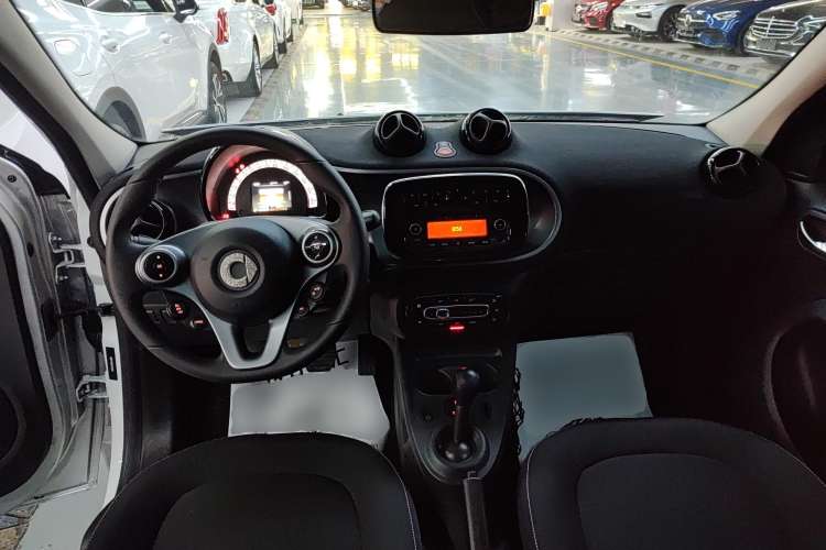 Used smart forfour 2016 1.0L 52 kW Passion Edition Center Console