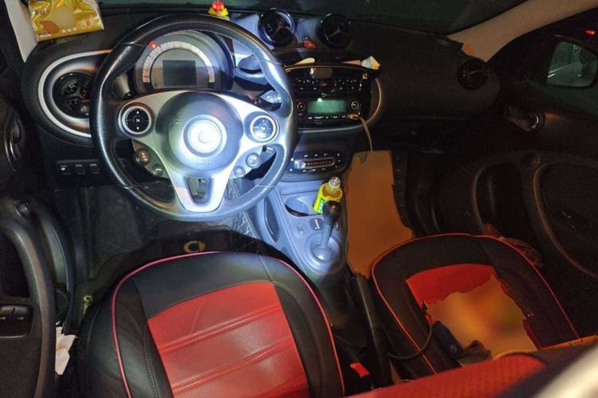 Used smart forfour 2016 1.0L 52 kW Passion Edition Center Console