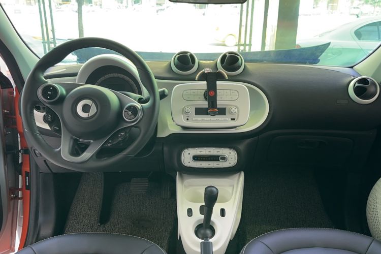 Used smart forfour 2016 1.0L 52 kW Passion Edition Center Console
