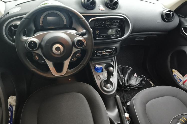 Used smart forfour 2016 1.0L 52 kW Passion Edition Center Console