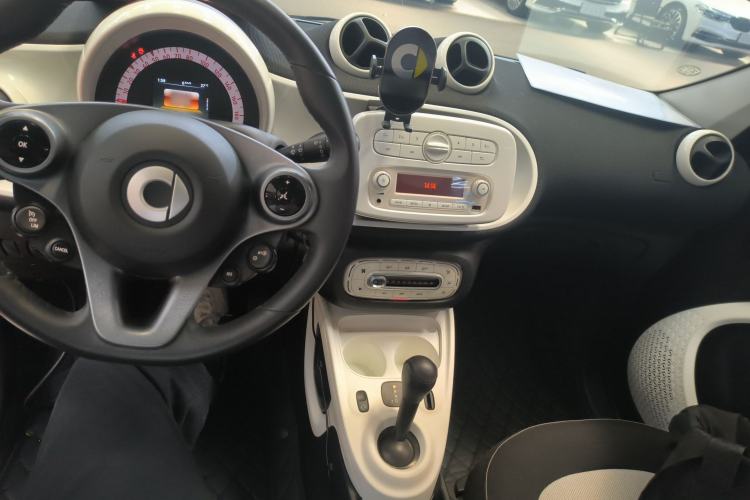 Used smart forfour 2016 1.0L 52 kW Passion Edition Center Console