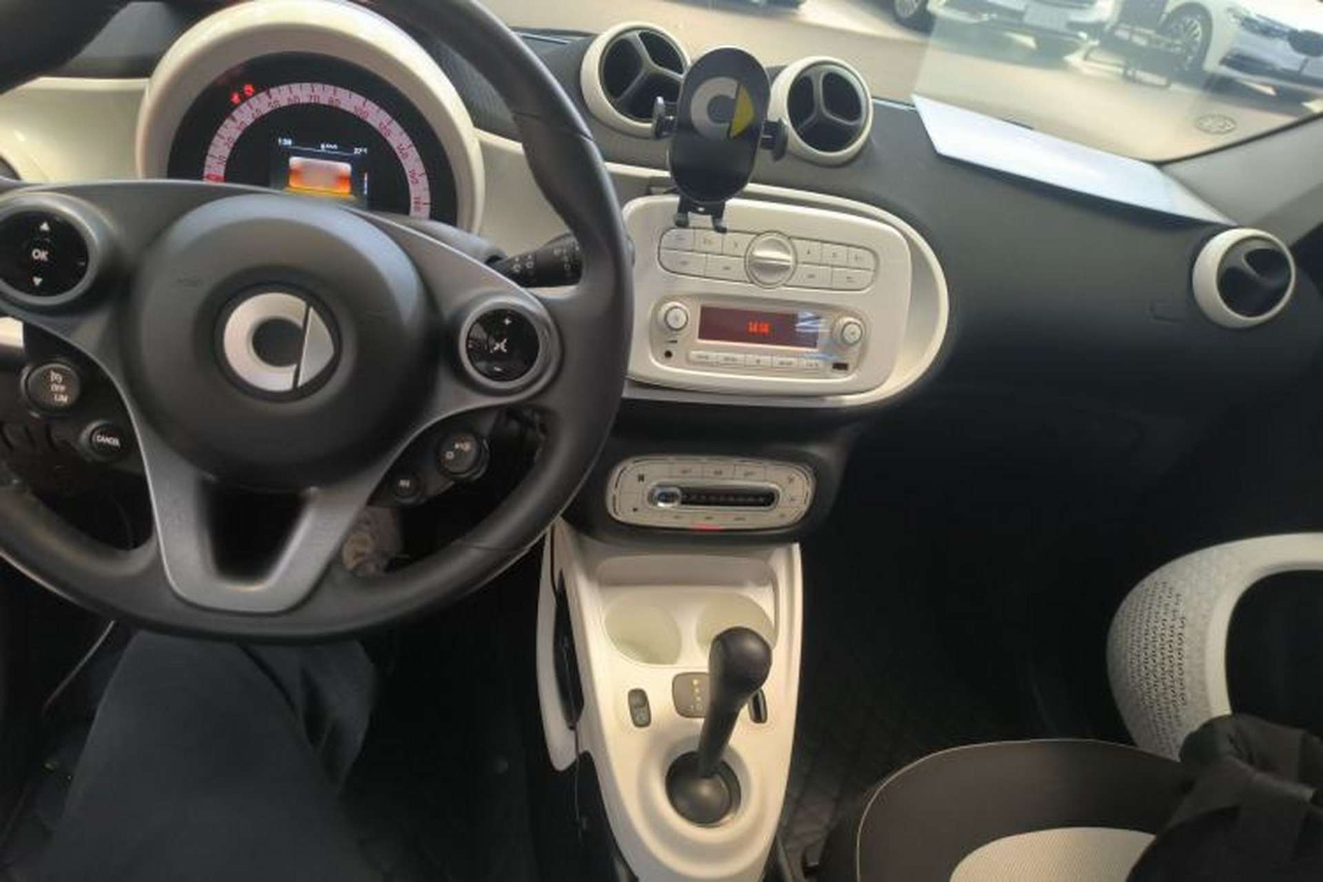 Used smart forfour 2016 1.0L 52 kW Passion Edition Center Console