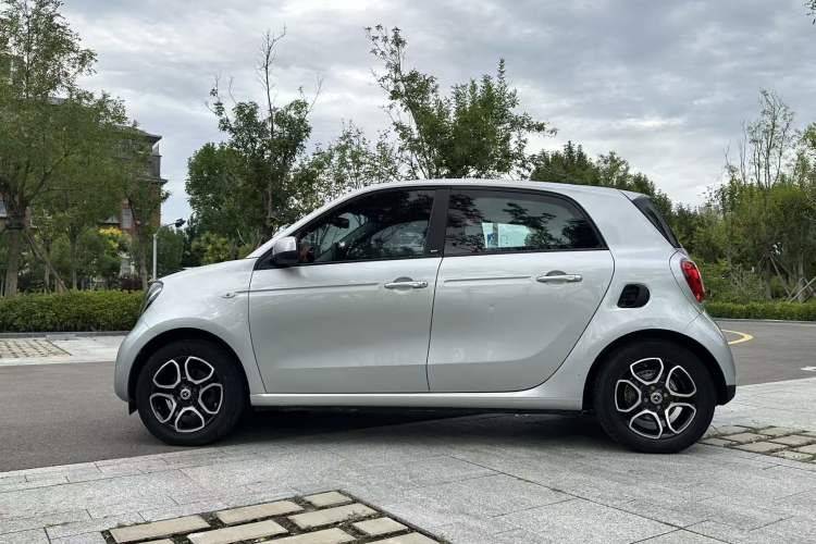 Used smart forfour 2016 0.9T 66 kW Pioneer Edition Exterior 1