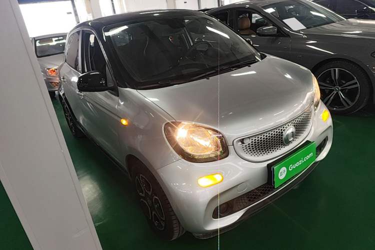 Used smart forfour 2016 0.9T 66 kW Pioneer Edition Front Right 45 Deg