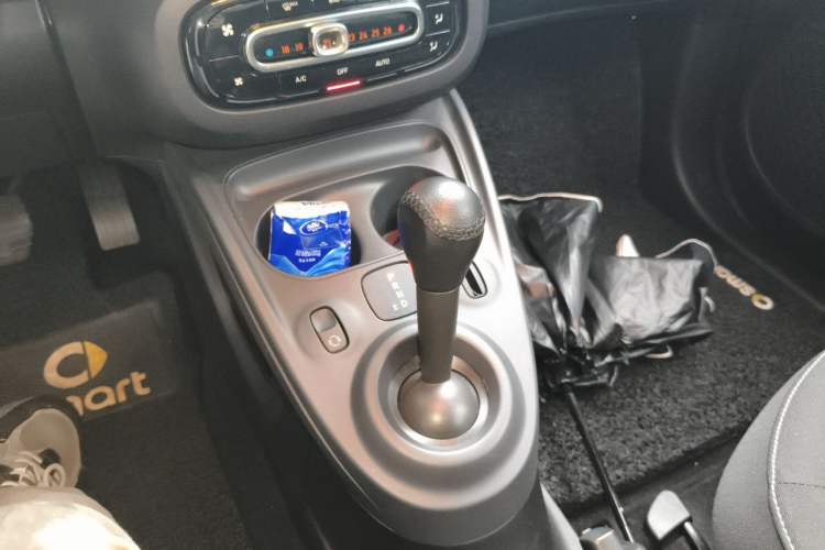 Used smart forfour 2016 1.0L 52 kW Passion Edition Gear Lever