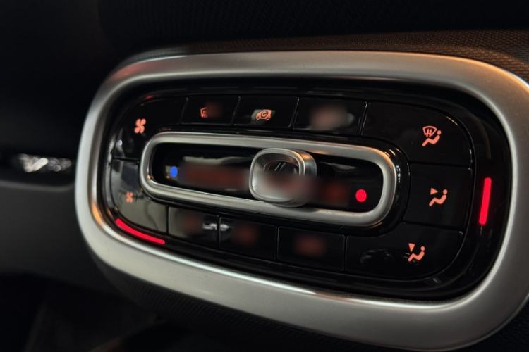 Used smart forfour 2016 0.9T 66 kW Pioneer Edition Interior 11