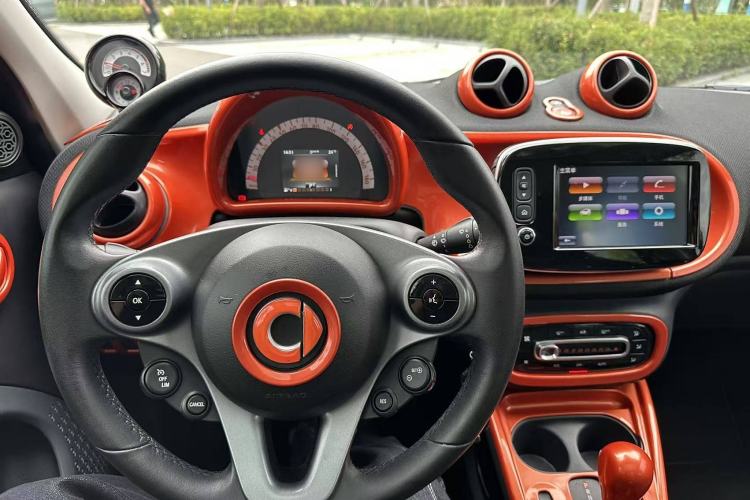 Used smart forfour 2016 0.9T 66 kW Pioneer Edition Interior 2