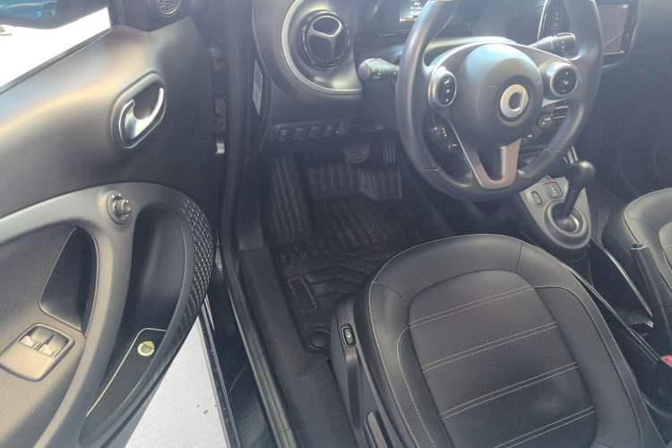 Used smart forfour 2016 0.9T 66 kW Pioneer Edition Interior 2