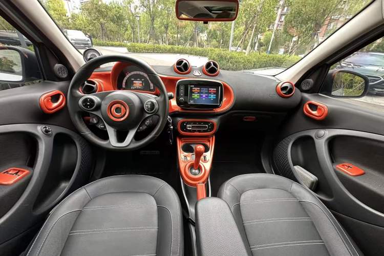 Used smart forfour 2016 0.9T 66 kW Pioneer Edition Interior 4